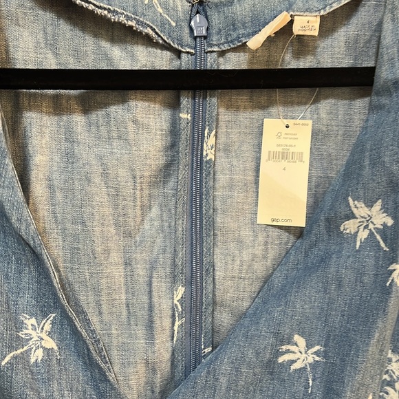 Cute shorts jumper has palm tree print from gap. Size 4. - Picture 2 of 3